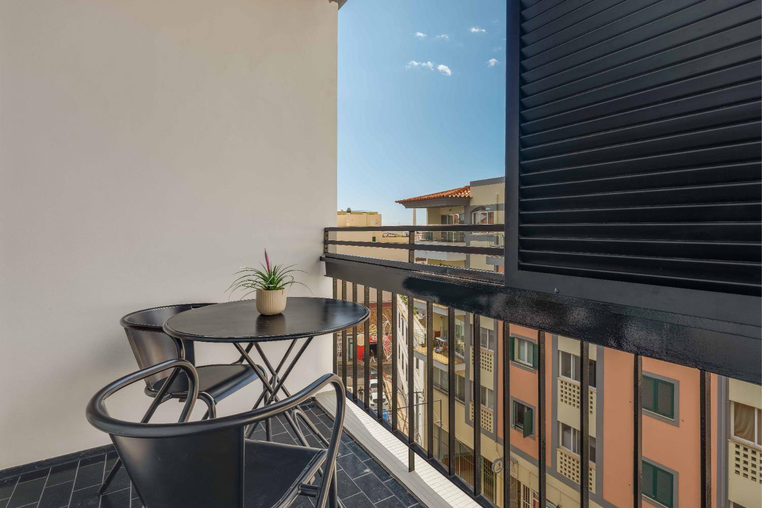 <p>kahden hengen huone, parveke</p>