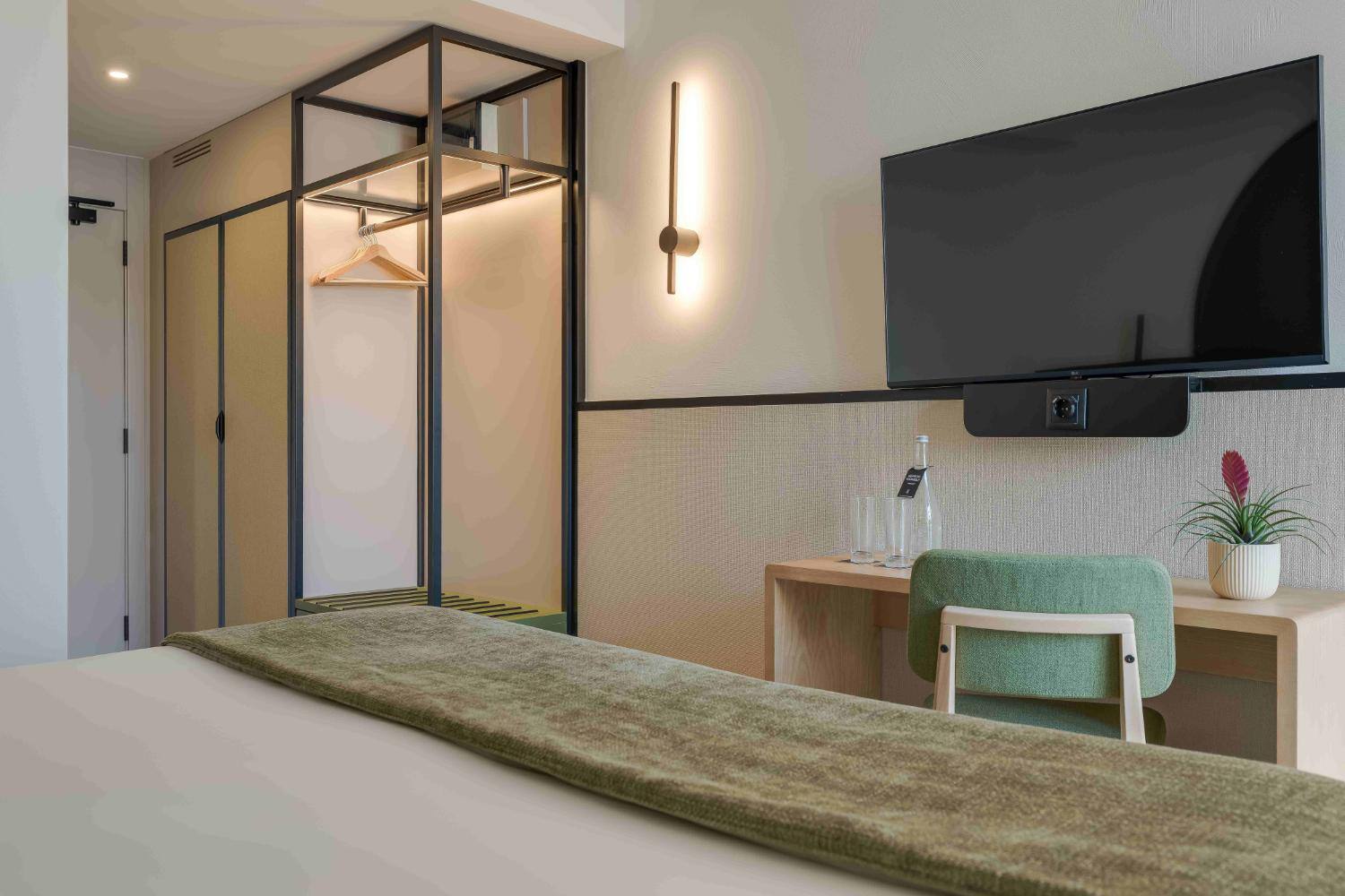 <p>kahden hengen huone, parveke</p>