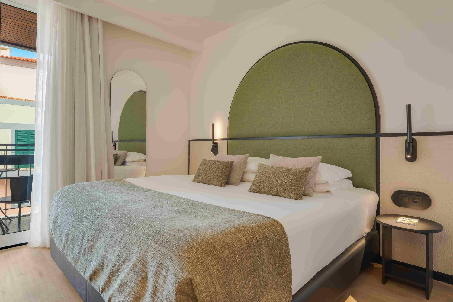 <p>kahden hengen huone, parveke</p>