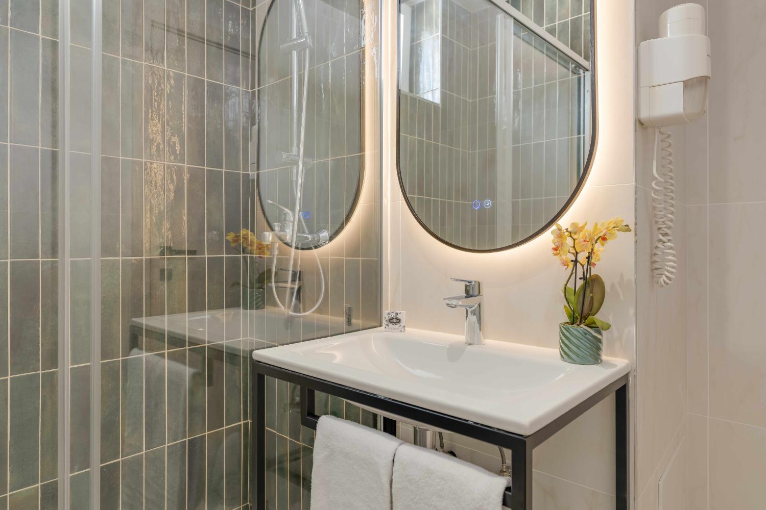 <p>kahden hengen huone</p>