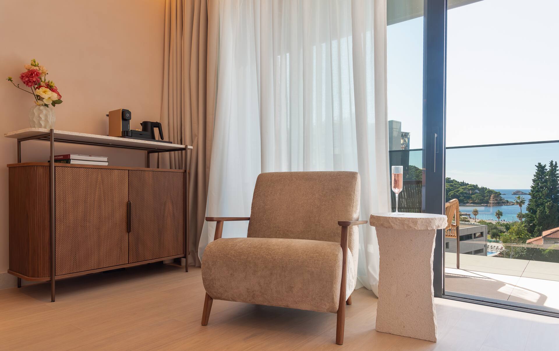 <p>Deluxe-huone, osittainen merinäköala</p>