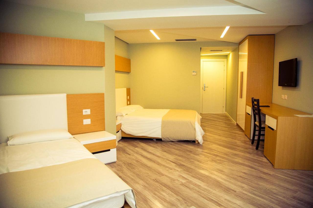 <p>kolmen hengen huone</p>