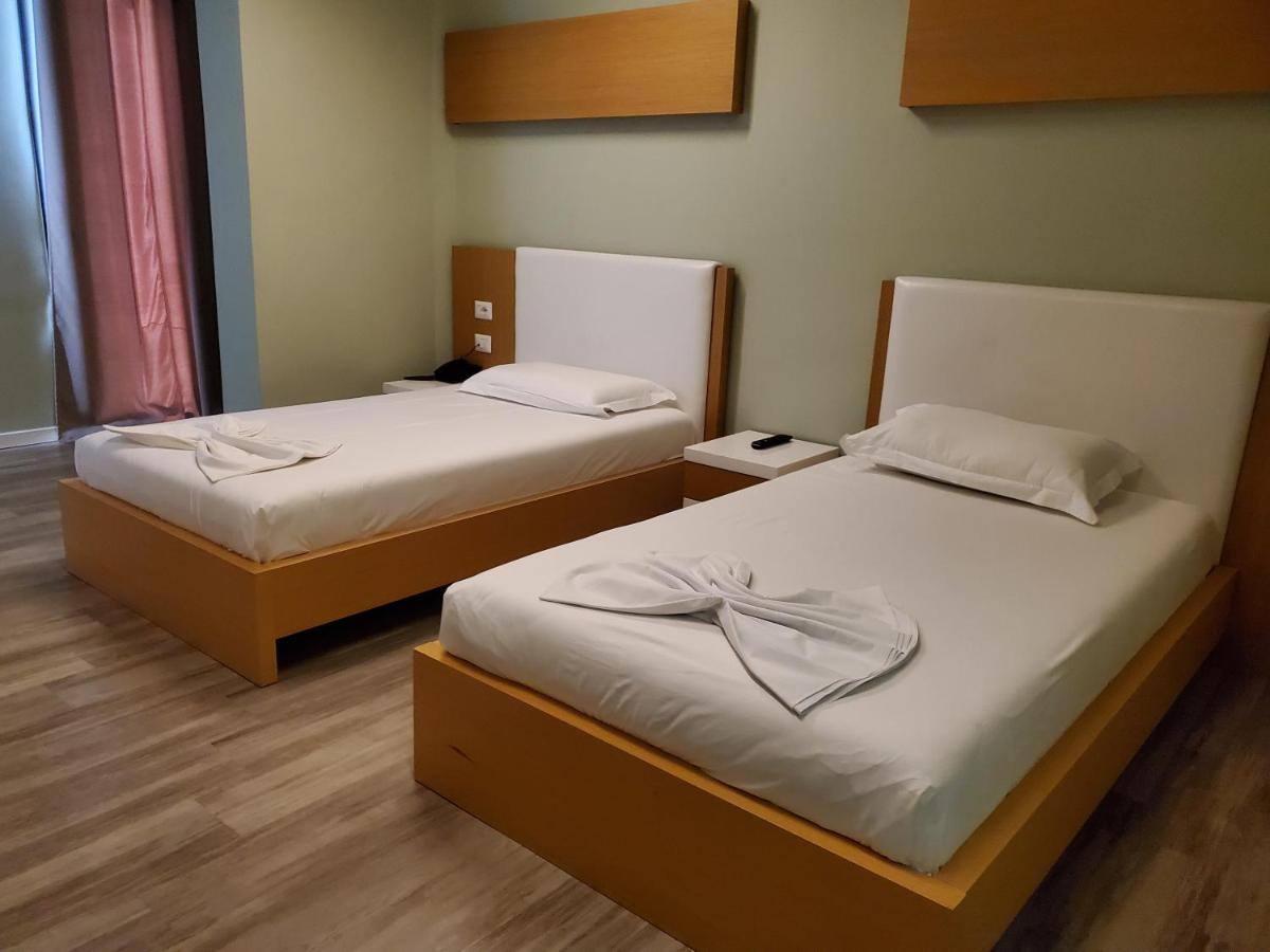 <p>kahden hengen huone</p>