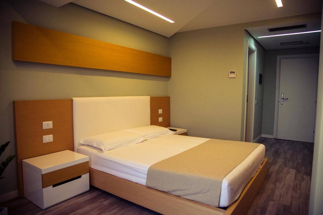 <p>kahden hengen huone</p>