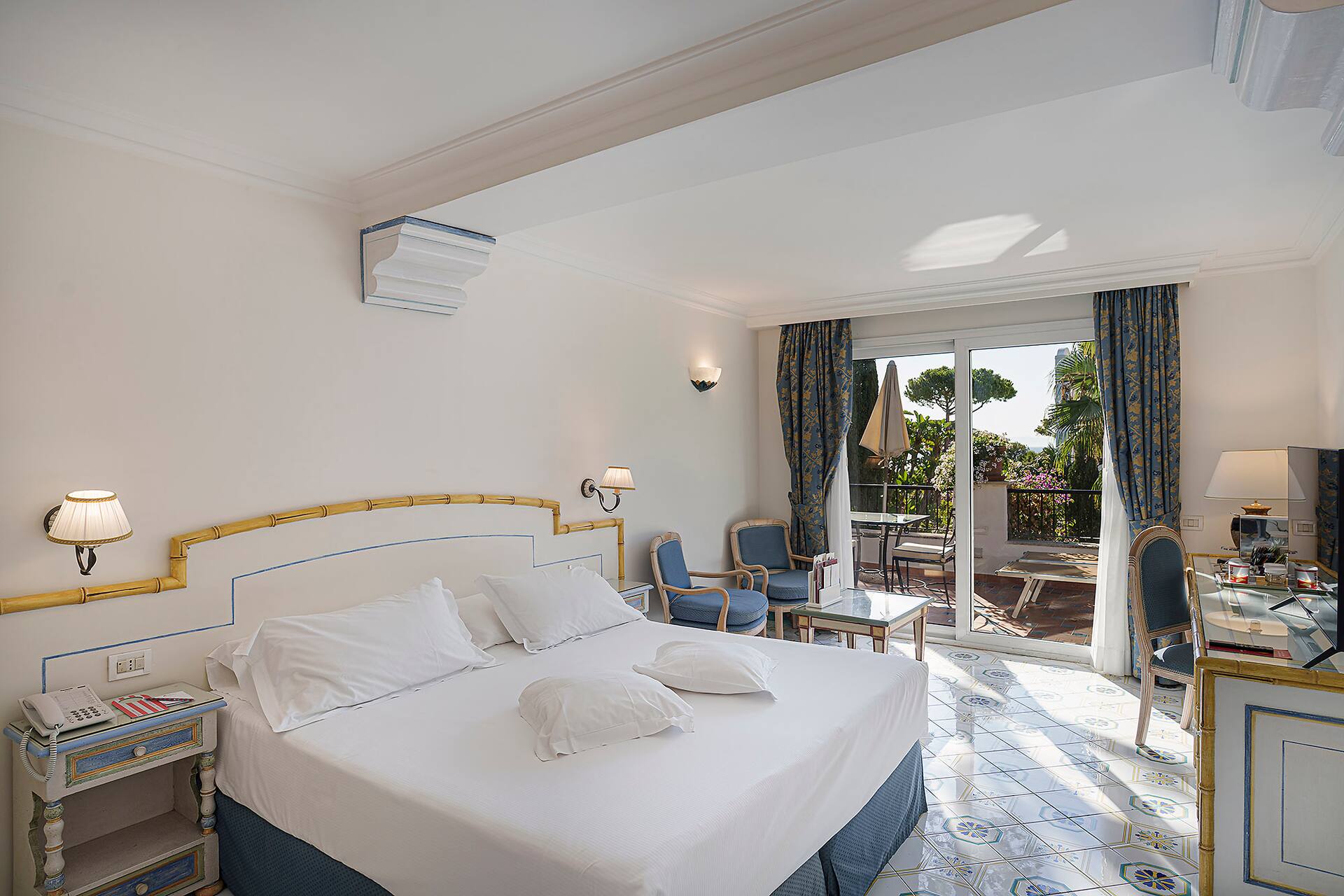 <p>Superior-huone</p>