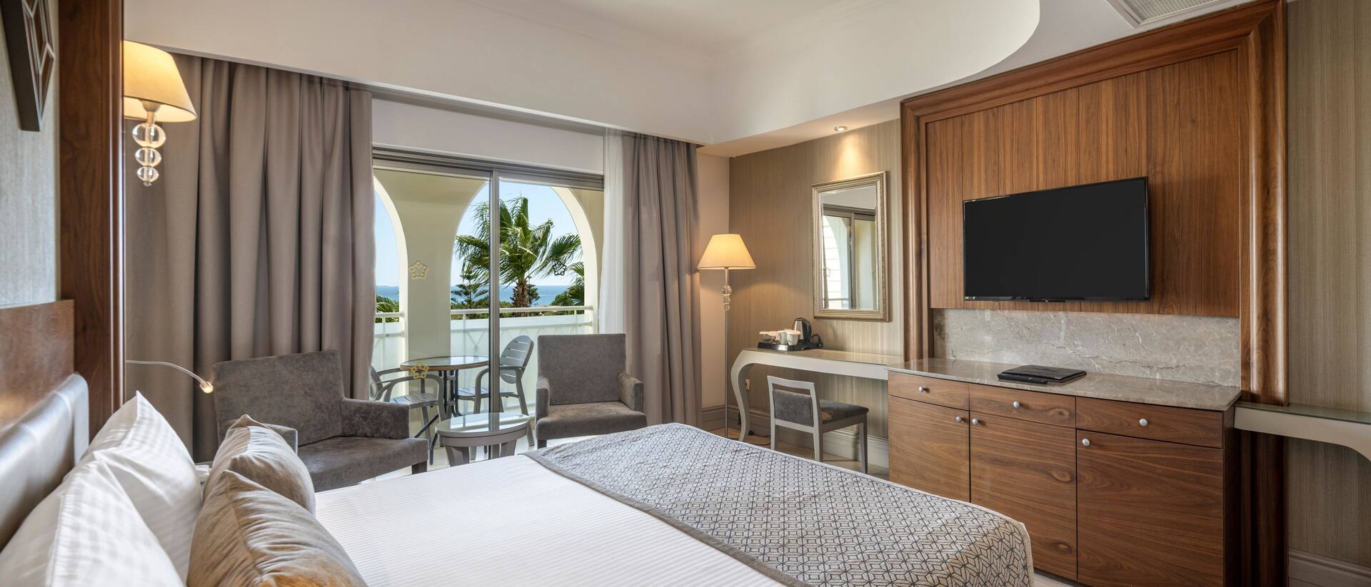 <p>Kahden hengen huone, osittainen merinäköala</p>