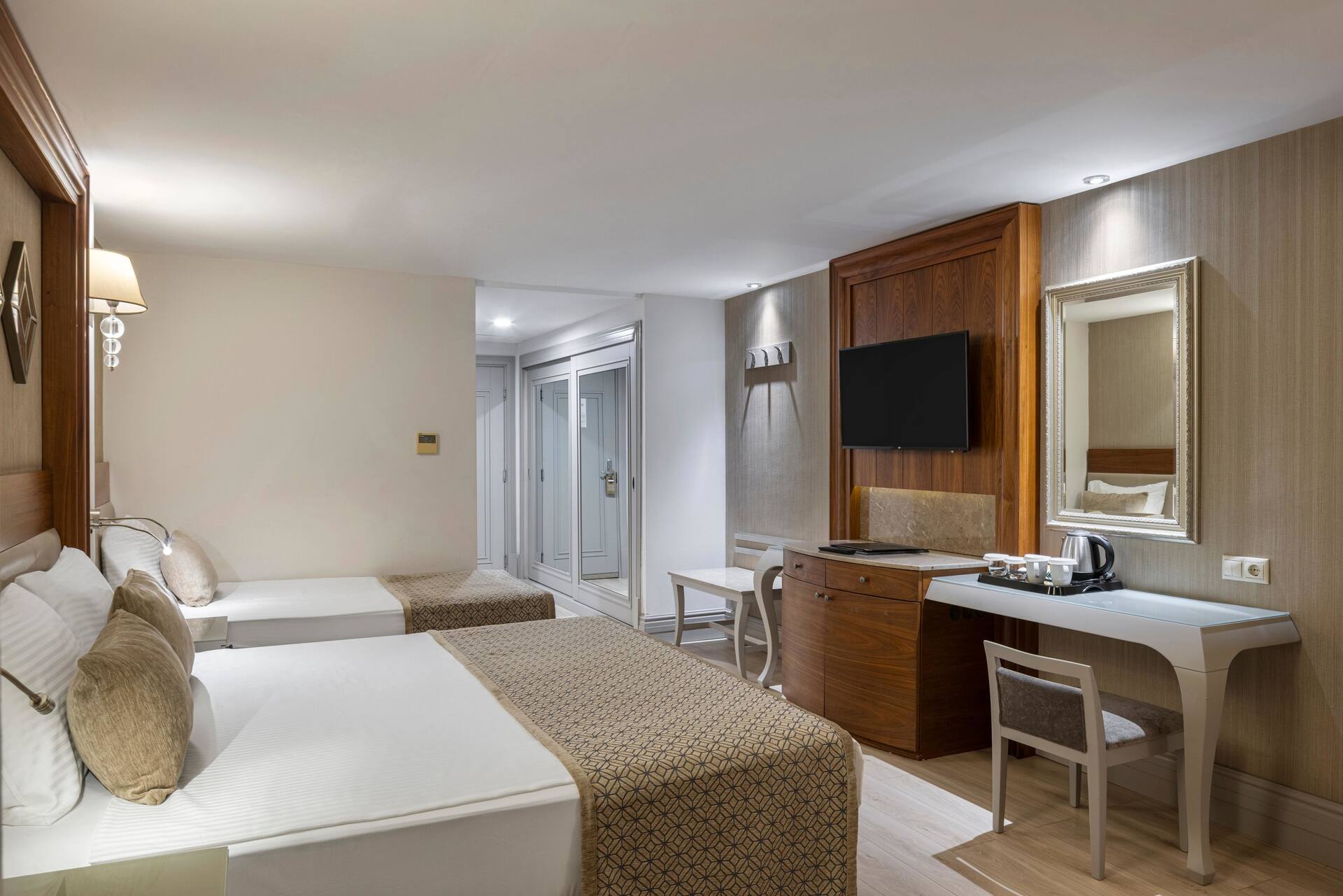 <p>Kahden hengen tilava huone</p>