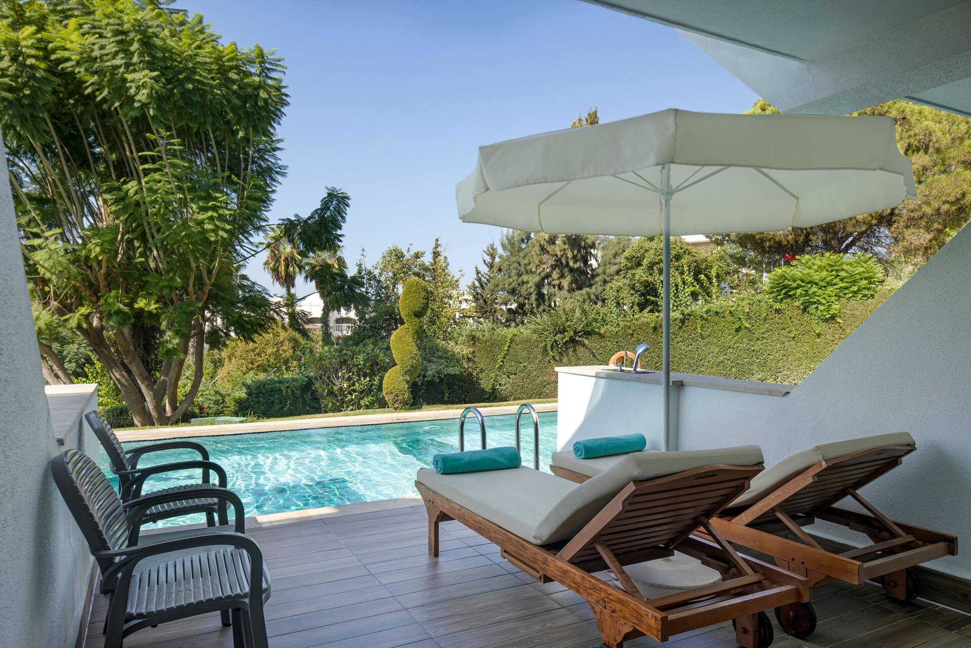 <p>Kahden hengen huone, terassilta käynti uima-altaaseen</p>