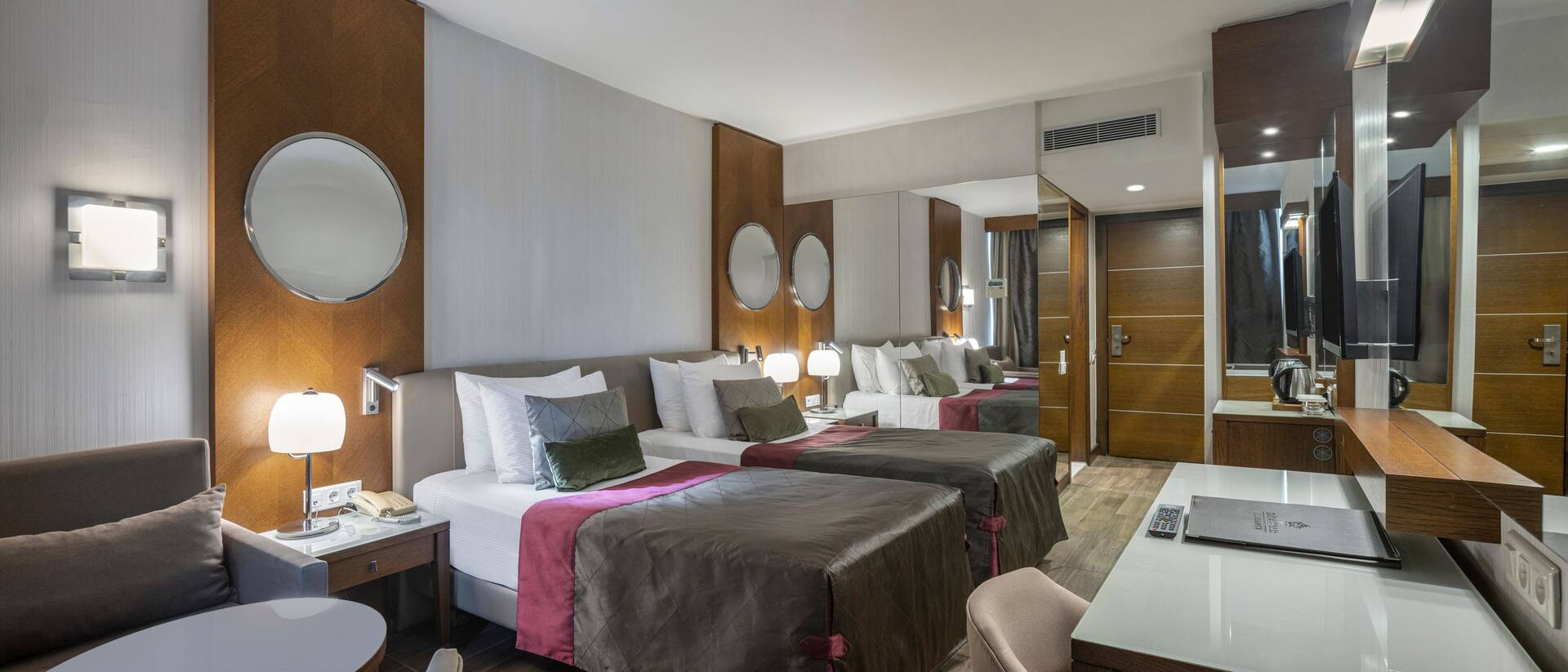 <p>Kahden hengen huone, terassilta käynti uima-altaaseen</p>