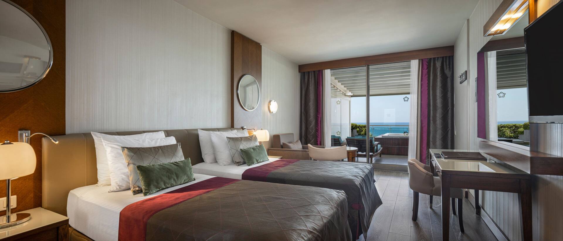 <p>Deluxe-huone, terassilla poreamme</p>