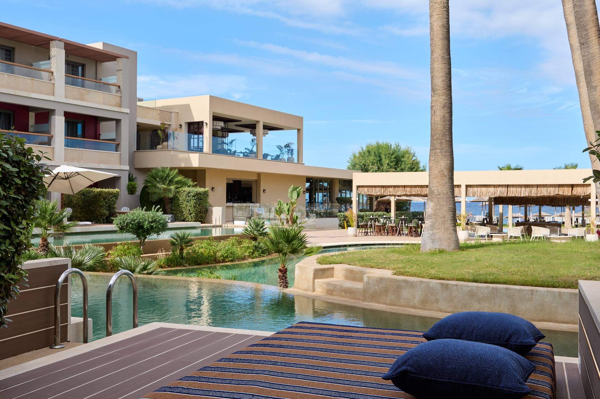 <p>Superior Lagoon -huone, terassilta käynti uima-altaaseen</p>