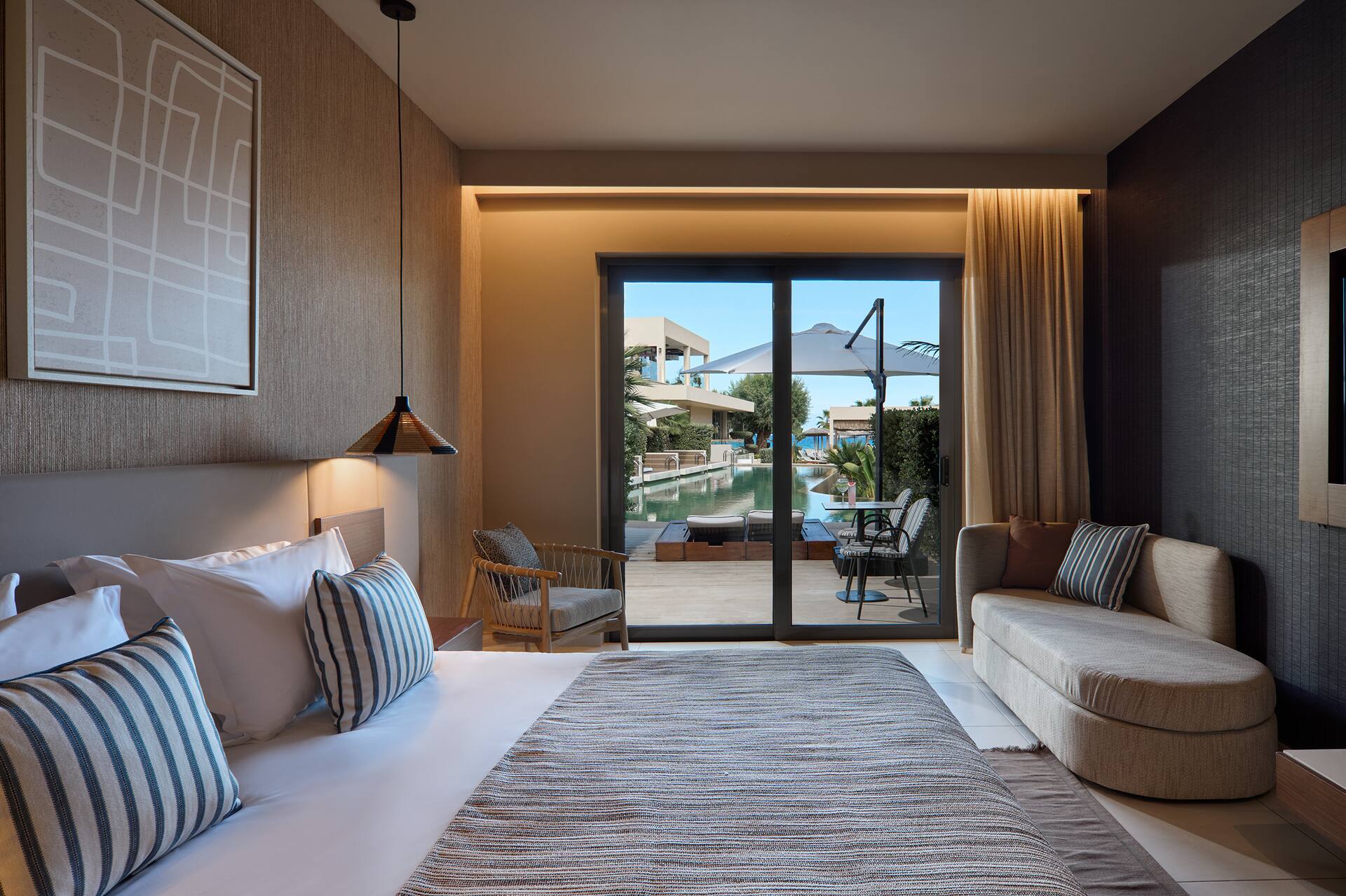 <p>Superior Lagoon -huone, terassilta käynti uima-altaaseen</p>