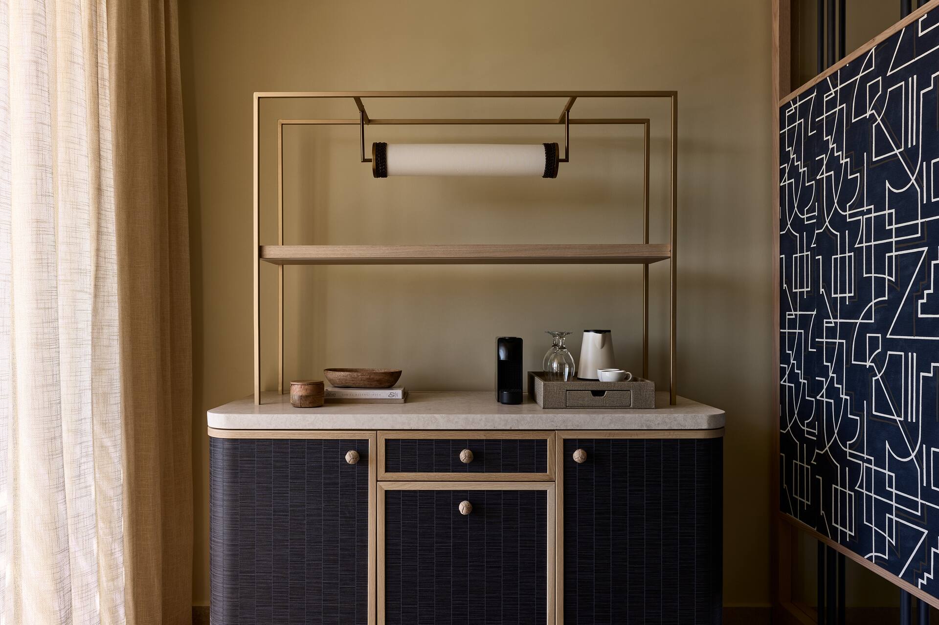 <p>Juniorsviitti, terassilta käynti uima-altaaseen</p>