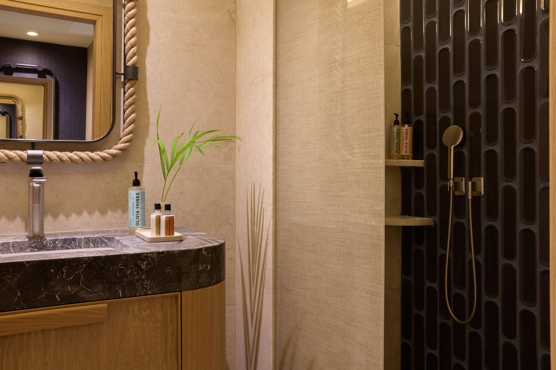 <p>Juniorsviitti, terassilta käynti uima-altaaseen</p>