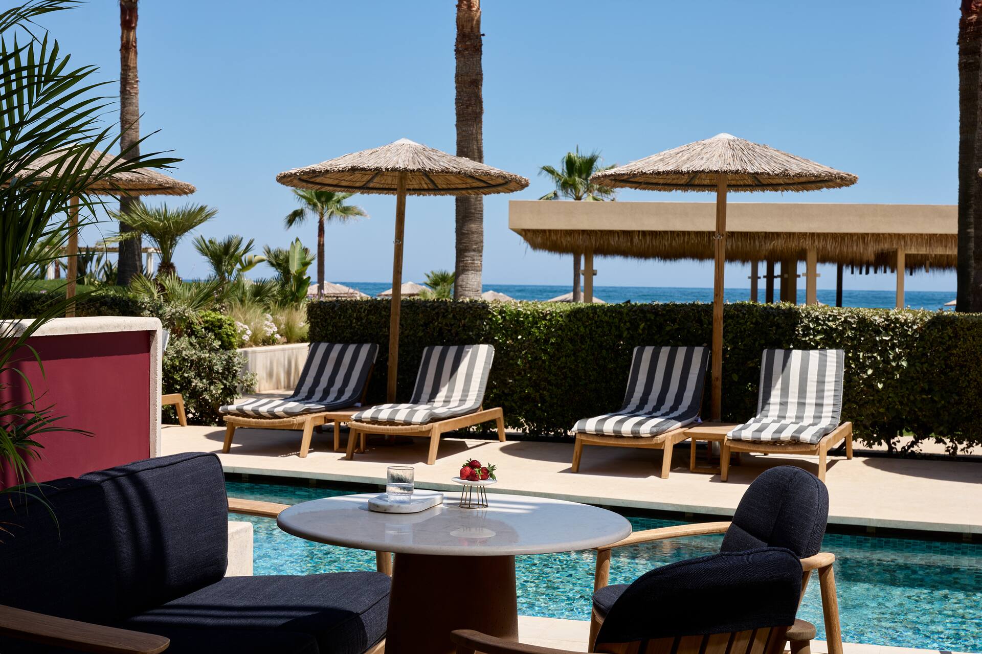 <p>Deluxe-huone, terassilta käynti uima-altaaseen</p>