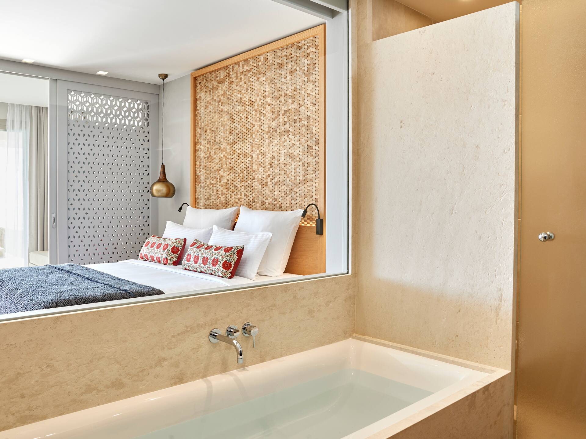 <p>Perhehuone, merinäköala, terassiltä käynti uima-altaaseen</p>