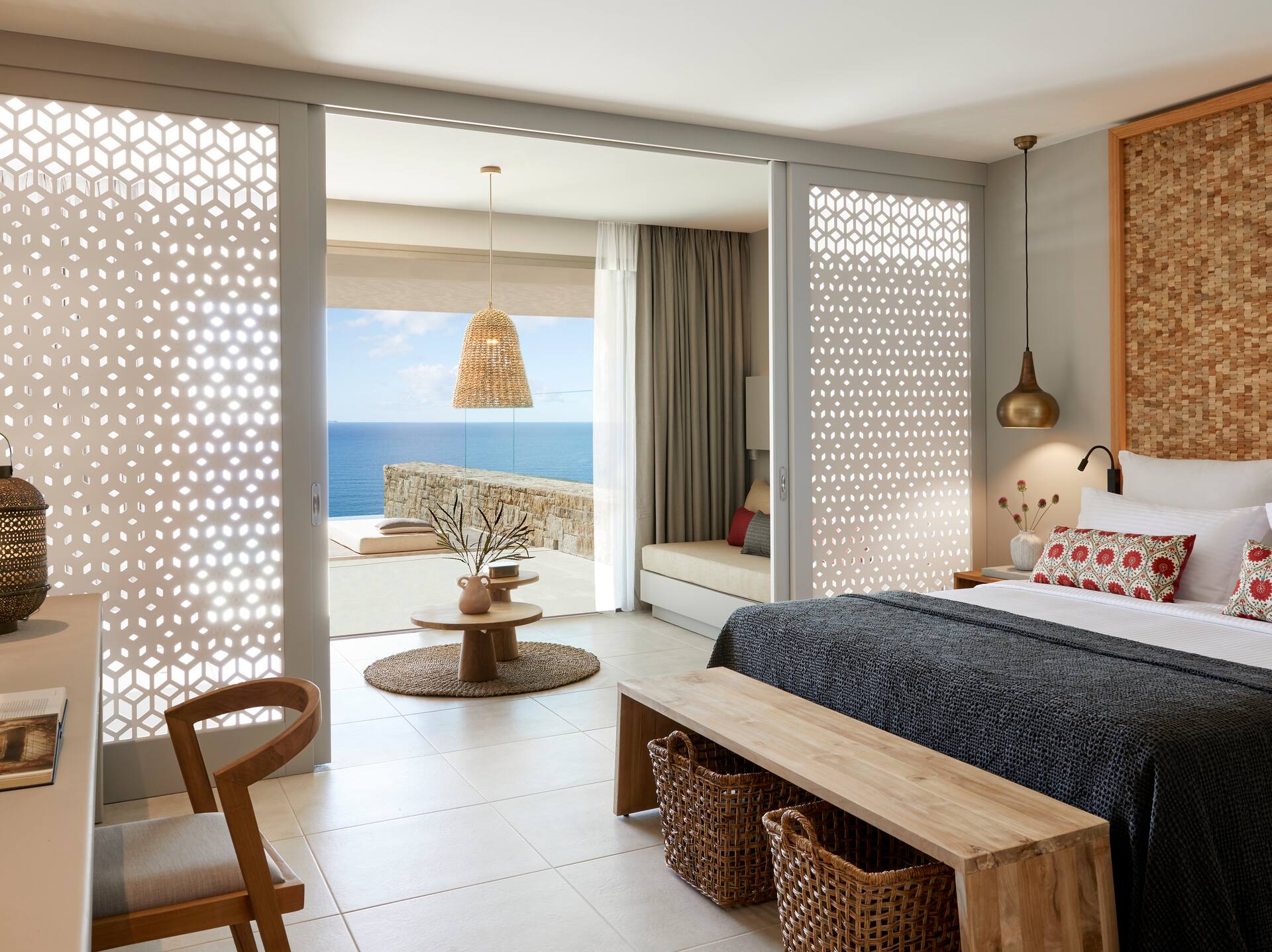 <p>Perhehuone, merinäköala, terassiltä käynti uima-altaaseen</p>