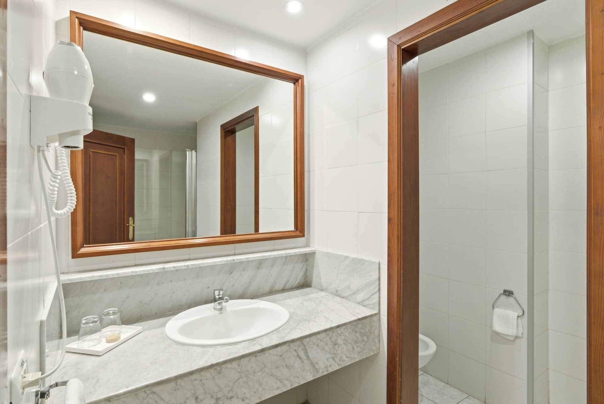 <p>Kahden hengen huone, merinäköala</p>