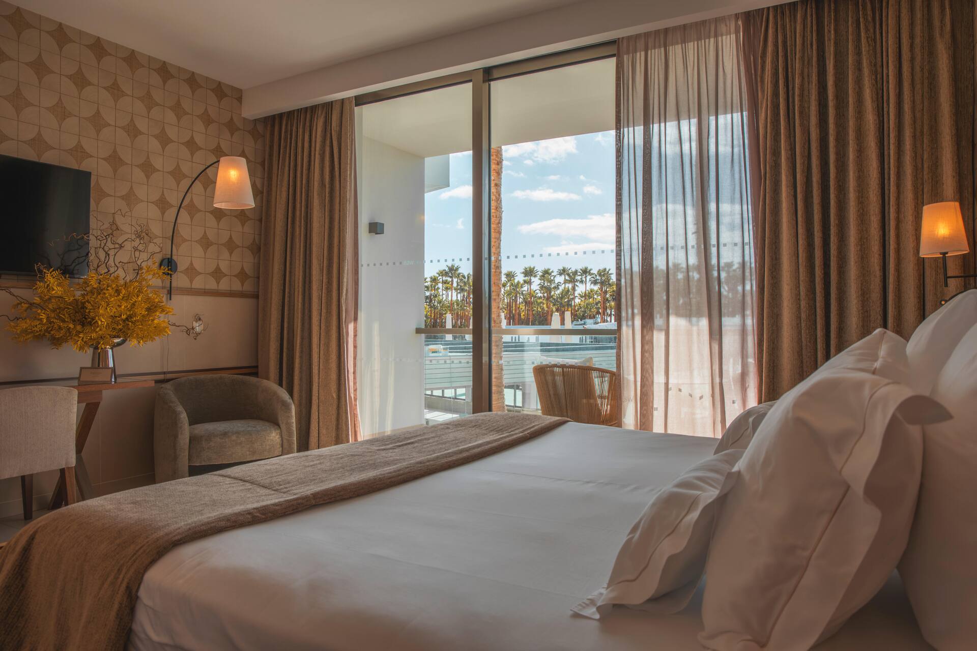 <p>Superior-huone, uima-allasnäköala</p>