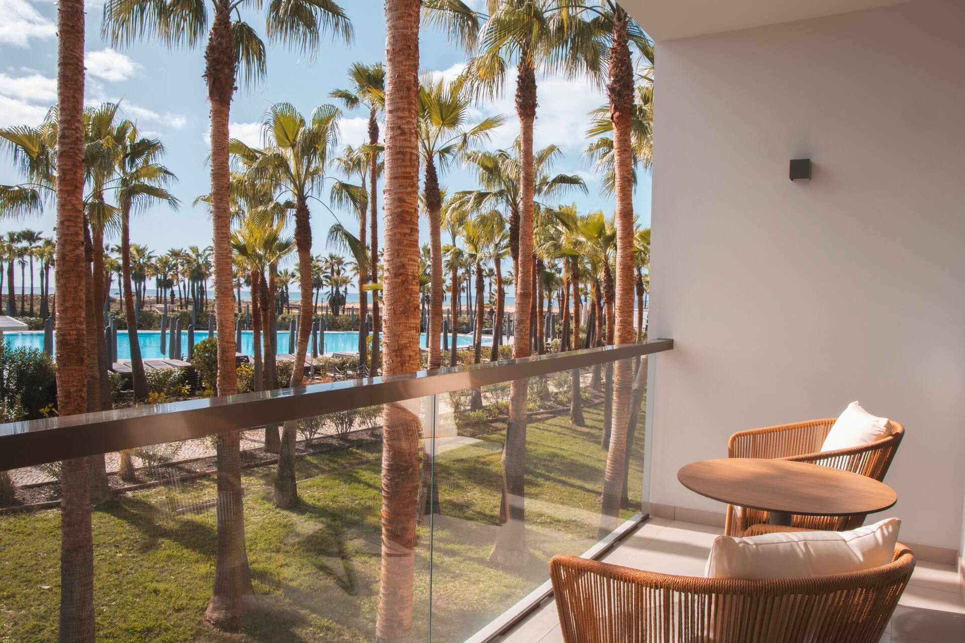 <p>Superior-huone, uima-allasnäköala</p>