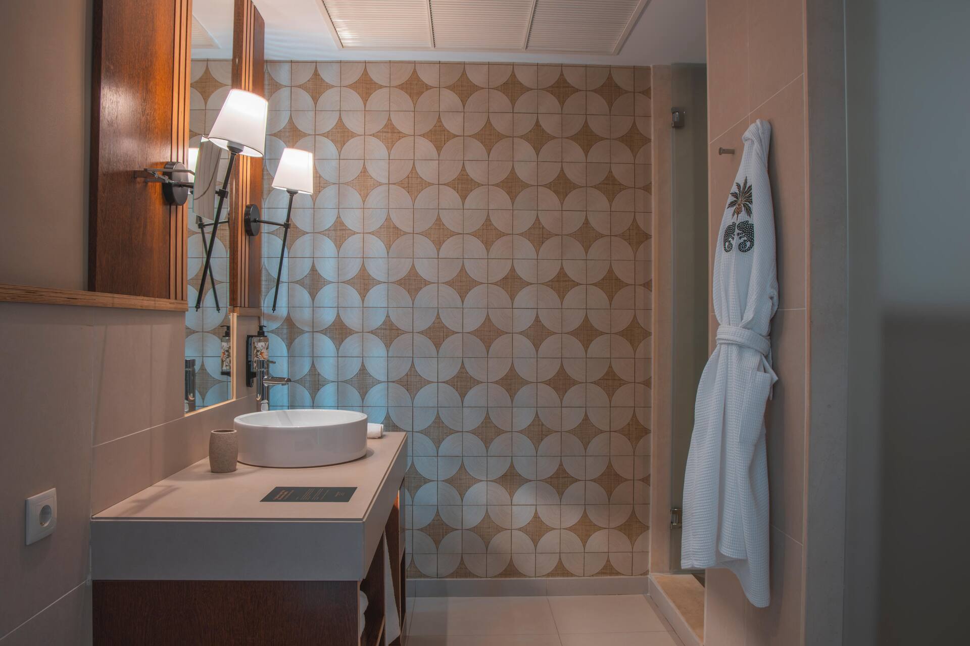 <p>Superior-huone, uima-allasnäköala</p>