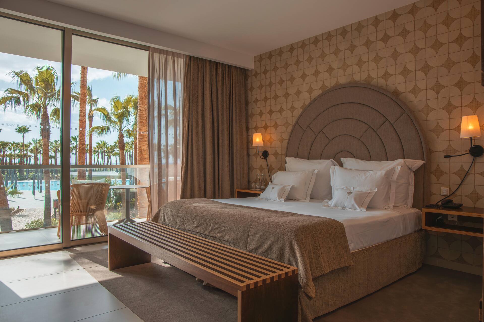 <p>Superior-huone, uima-allasnäköala</p>