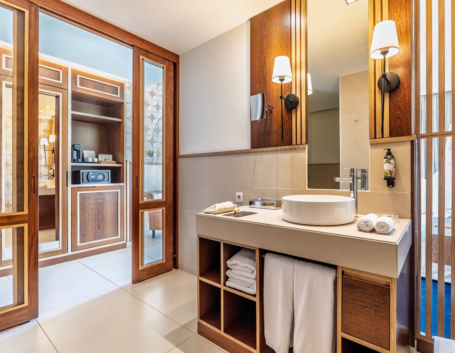 <p>Superior-huone meren puolella</p>