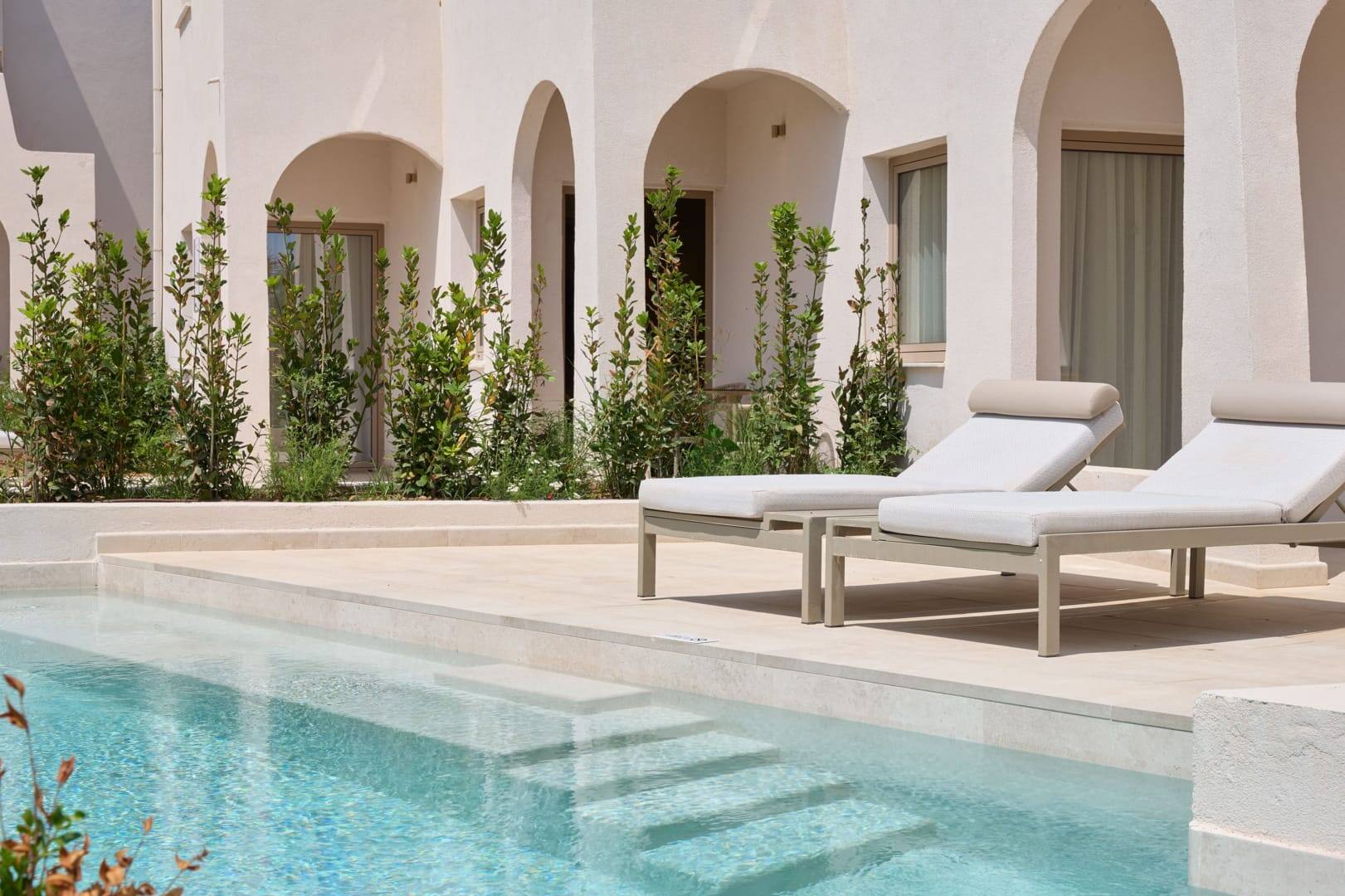 <p>perhesviitti, terassilta käynti uima-altaaseen</p>