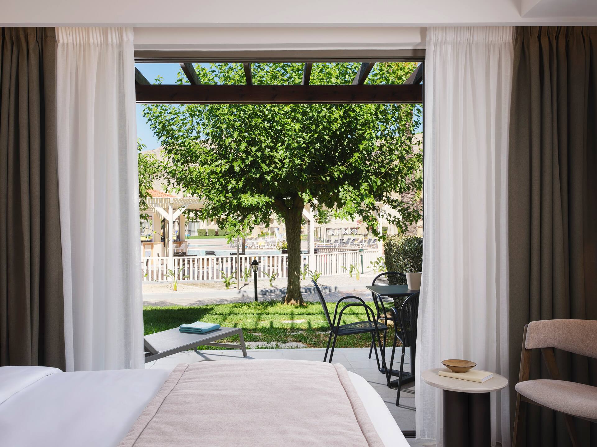 <p>Kahden hengen huone bungalow-rakennuksessa</p>