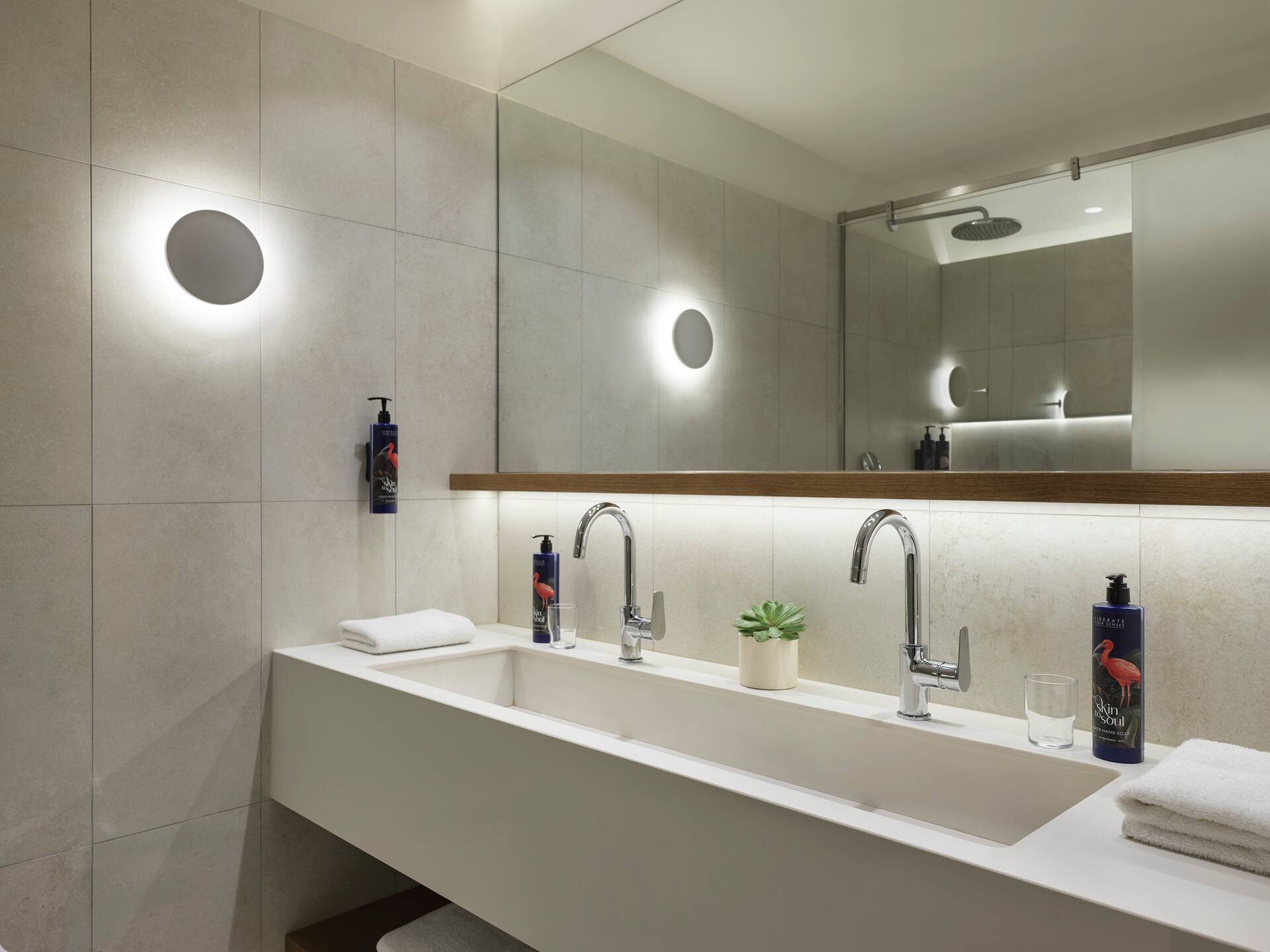 <p>Kahden hengen huone bungalow-rakennuksessa</p>