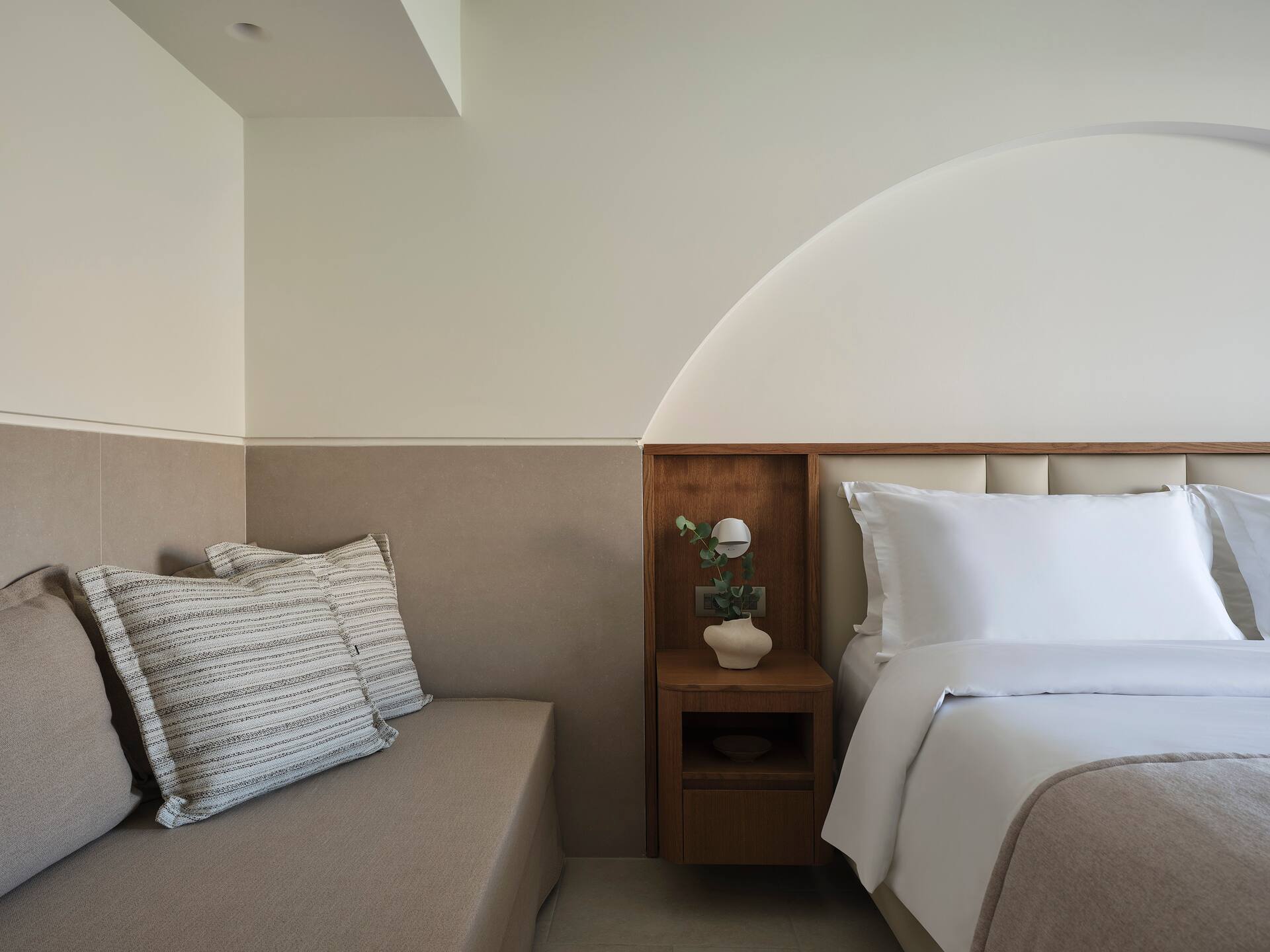 <p>Kahden hengen huone bungalow-rakennuksessa</p>