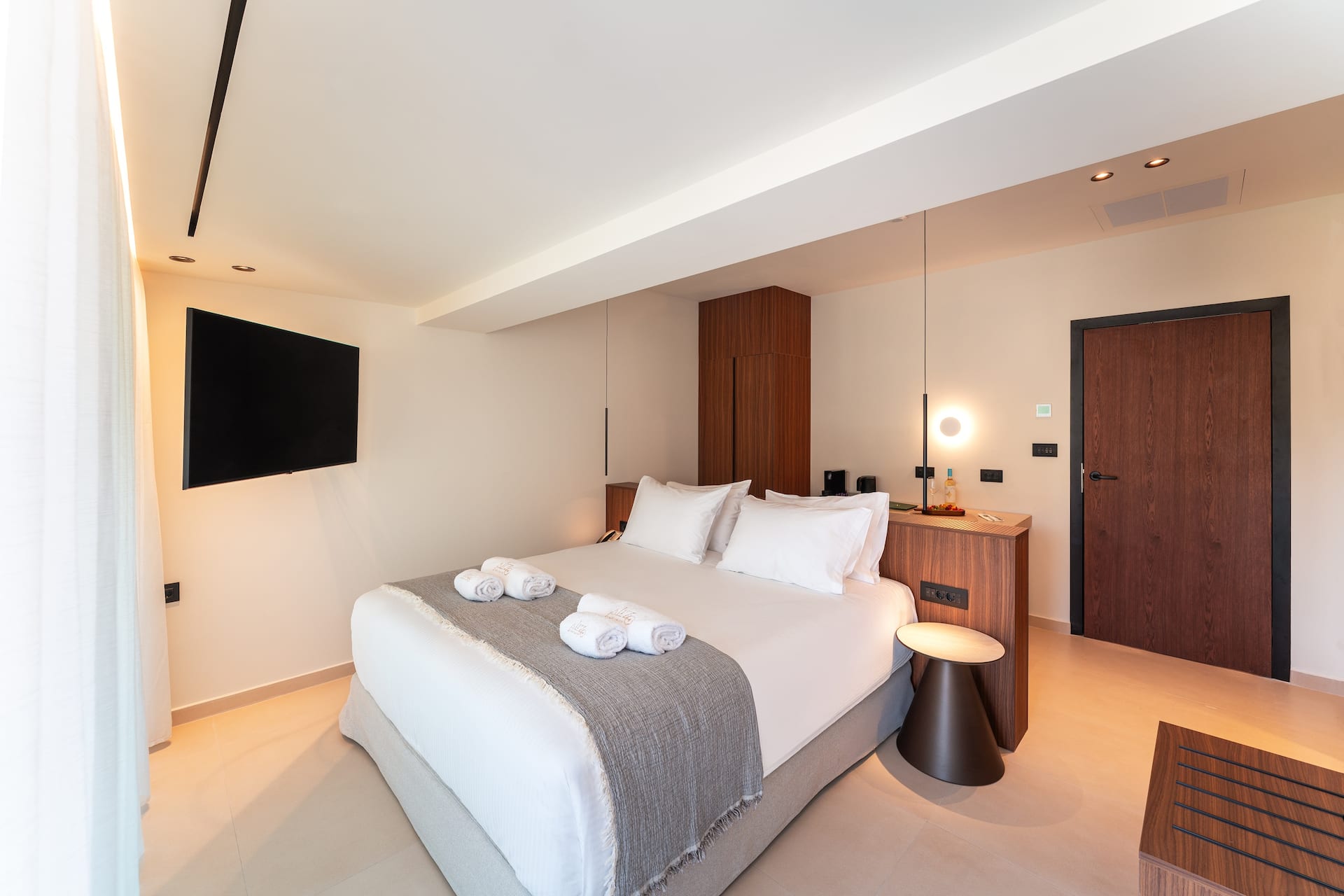 <p>Kahden hengen Deluxe-huone, uima-allasnäköala</p>