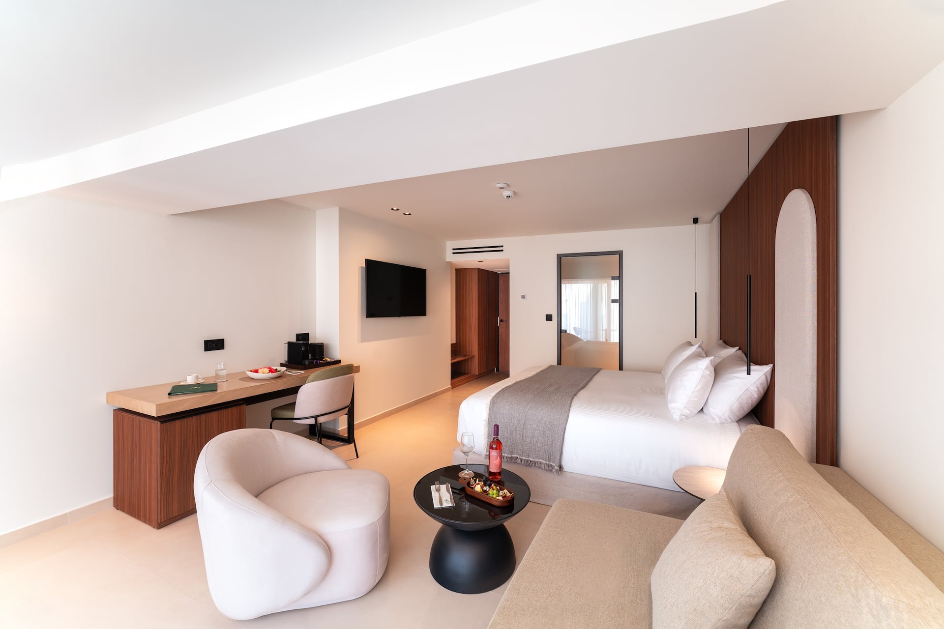 <p>Kolmen hengen Deluxe-huone, osittainen merinäköala</p>