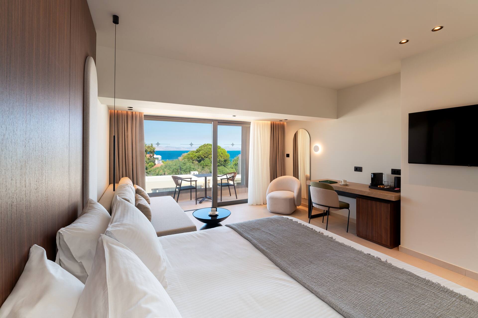 <p>Kolmen hengen Deluxe-huone, osittainen merinäköala</p>