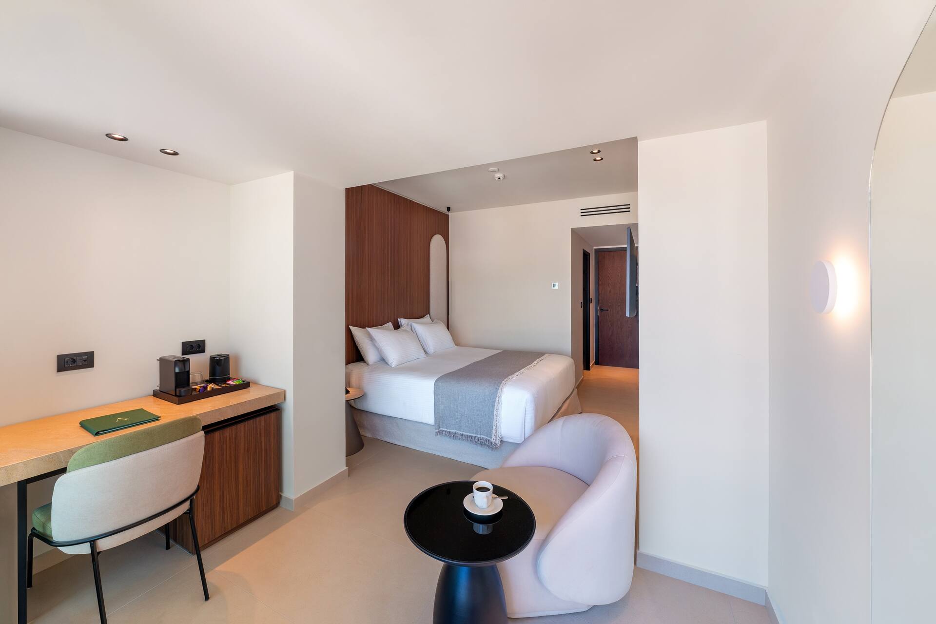 <p>Kahden hengen Deluxe-huone, osittainen merinäköala</p>