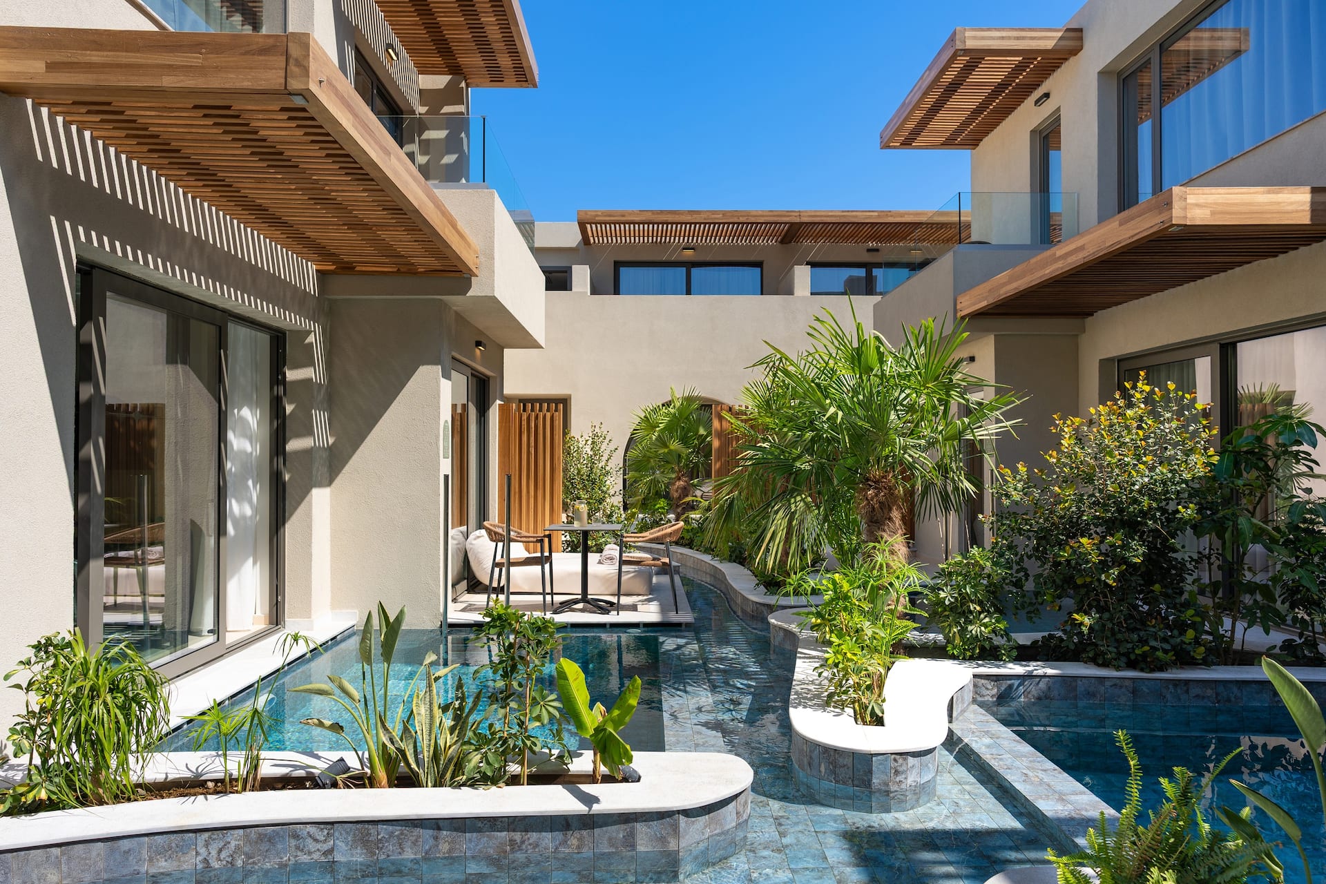 <p>Luxury-sviitti, terassilta käynti uima-altaaseen</p>