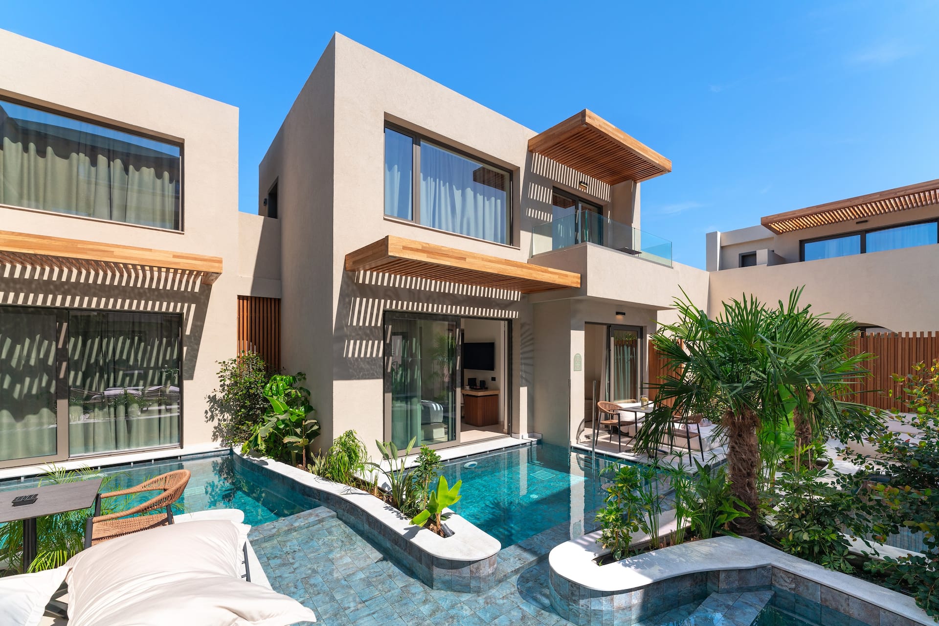 <p>Luxury-sviitti, terassilta käynti uima-altaaseen</p>