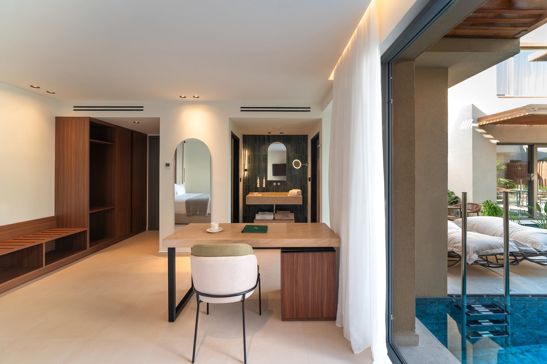 <p>Luxury-sviitti, terassilta käynti uima-altaaseen</p>