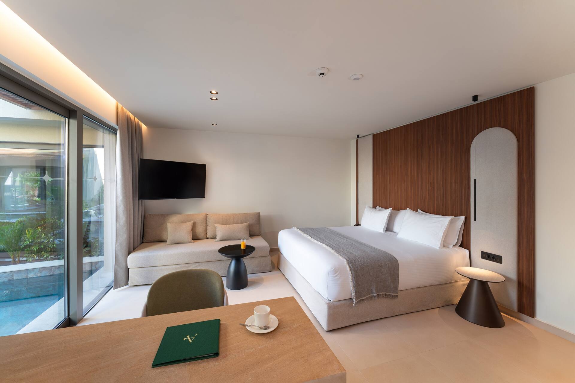 <p>Luxury-sviitti, terassilta käynti uima-altaaseen</p>