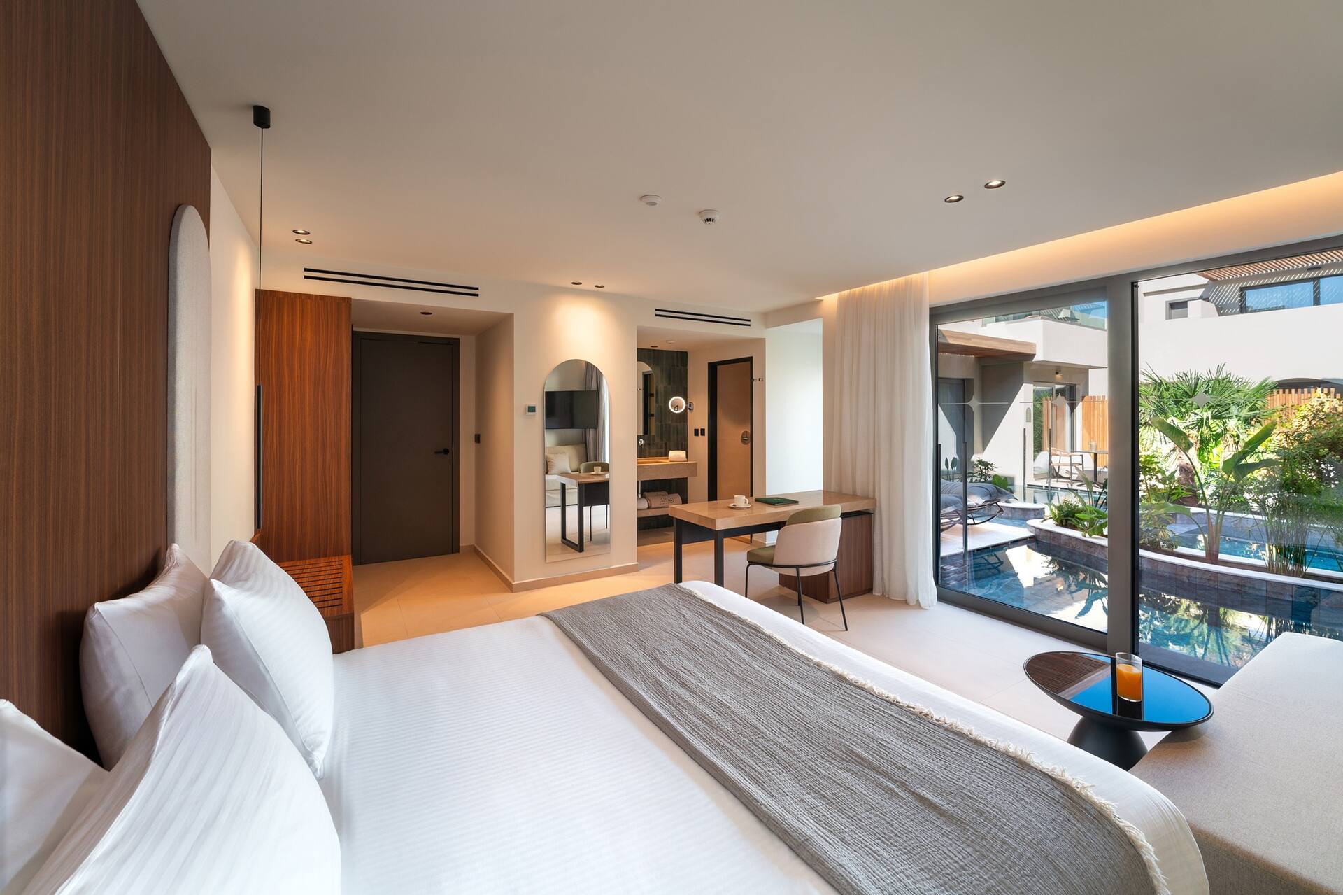 <p>Luxury-sviitti, terassilta käynti uima-altaaseen</p>