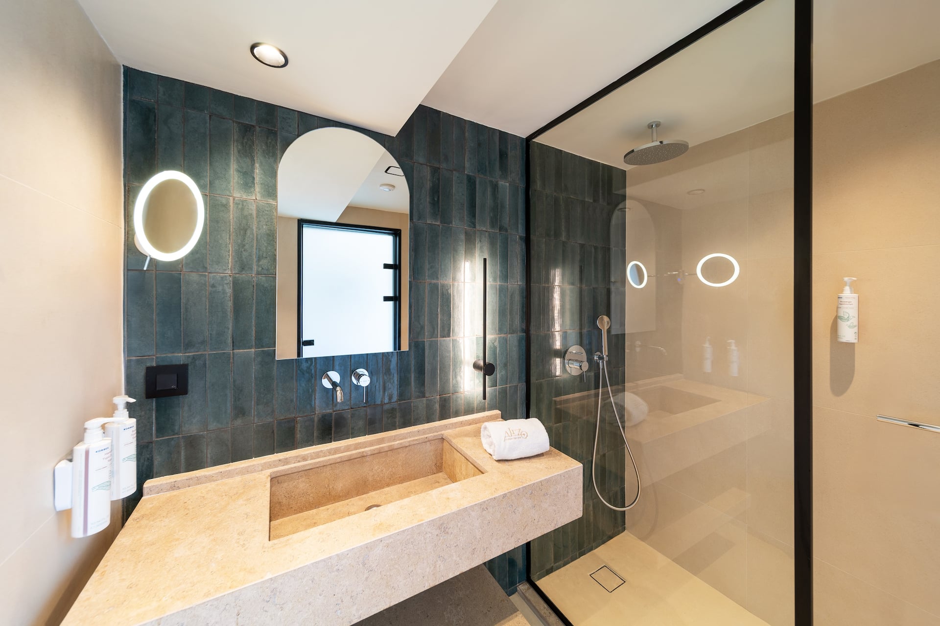 <p>Luxury-sviitti, uima-allasnäköala</p>