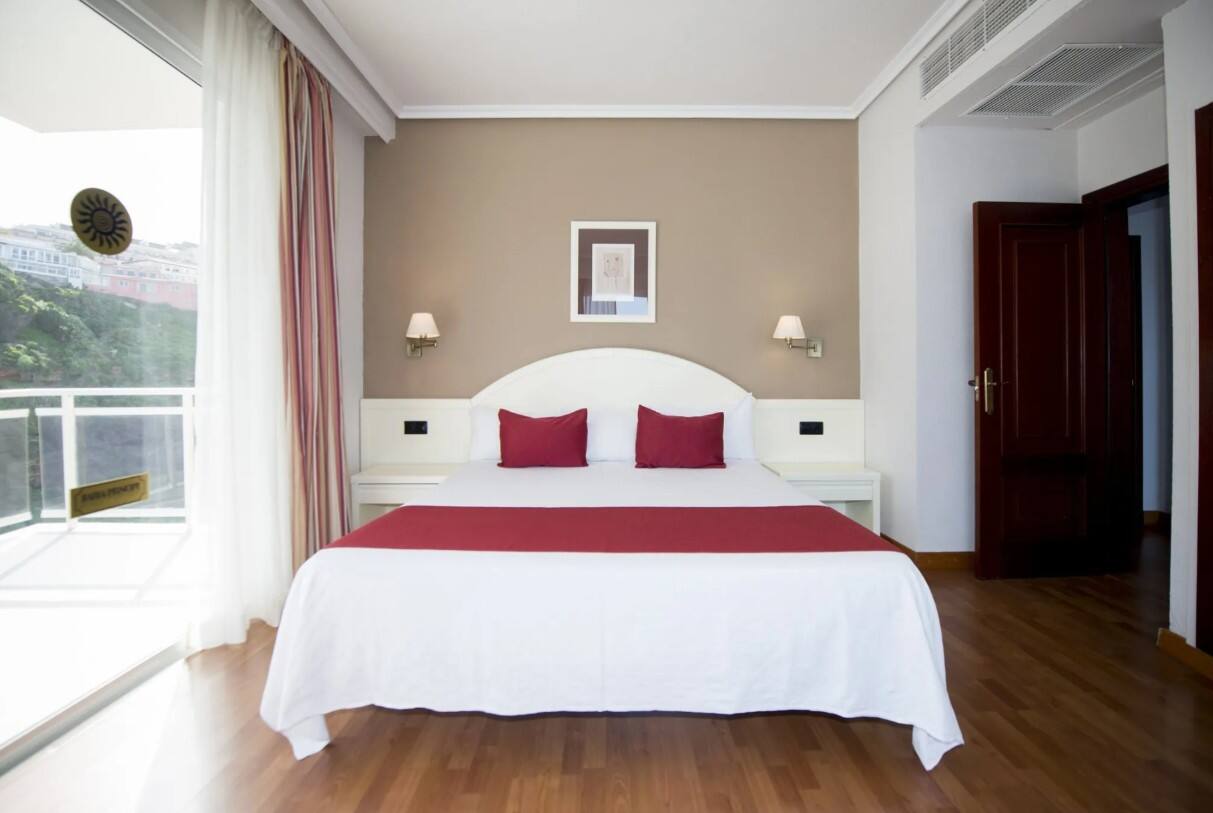 <p>kahden hengen King bed -huone, näköala Teidelle</p>