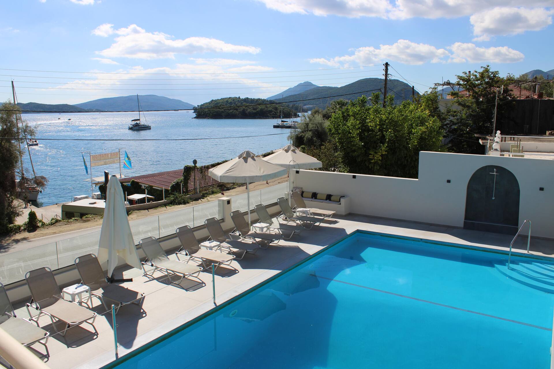 Tropicana Inn, Perigiali