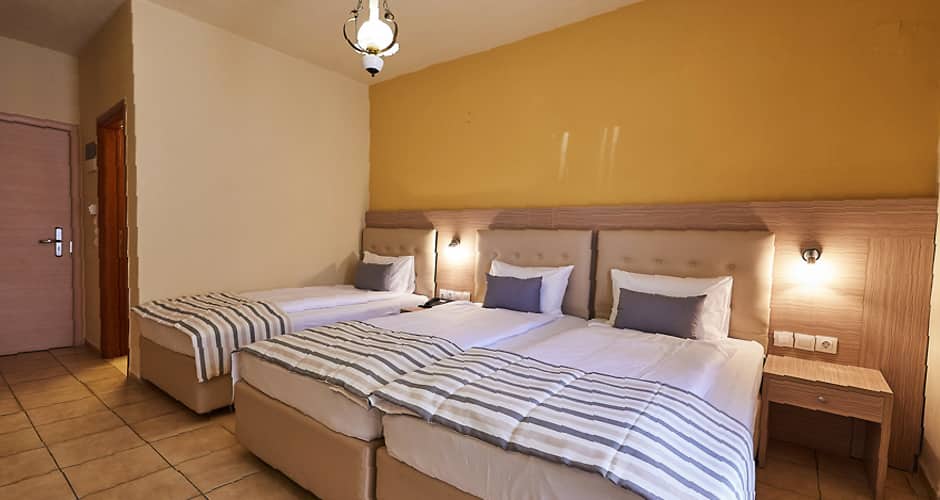 <p>kolmen hengen huone</p>