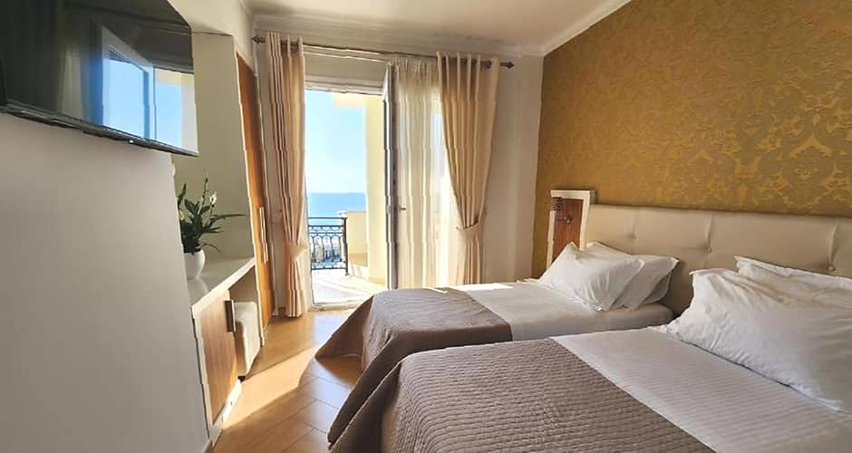 <p>kolmen hengen huone</p>